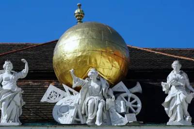 Athena, in the form of a quadriga (a chariot drawn by four horses), is situated above the main entrance of the Hofburg