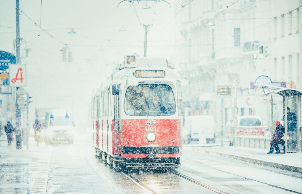 The old tram routes carried more than passengers. They carried rhythm, habit, and a sense of enclosure. Symbolisches Reisen in Wien