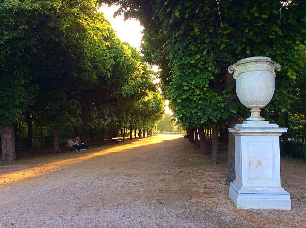 Schönbrunn_weg_mit_Urn Schönbrunn weg mit Urn copyright Yolanda Reischer-Bohanec