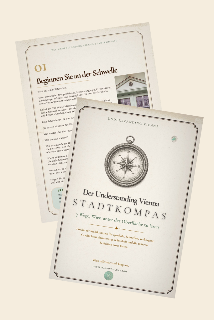 Stadtcompass_Payhip Mockup_3 Mockup des Understanding Vienna Stadtkompass mit dem Cover und einer Innenseite auf texturiertem Papier.